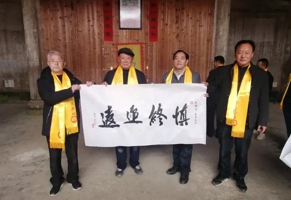 虎踞龙盘福地昌,始祖肇基创辉煌,仁让光辉金轮闪,荫孙世代福泽长,赤桥