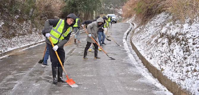 铲冰除雪不停歇 全力以赴保畅通