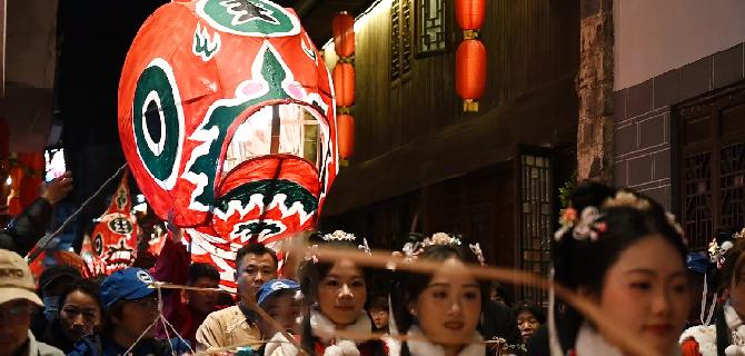 傩舞映古巷 夜游贺新春