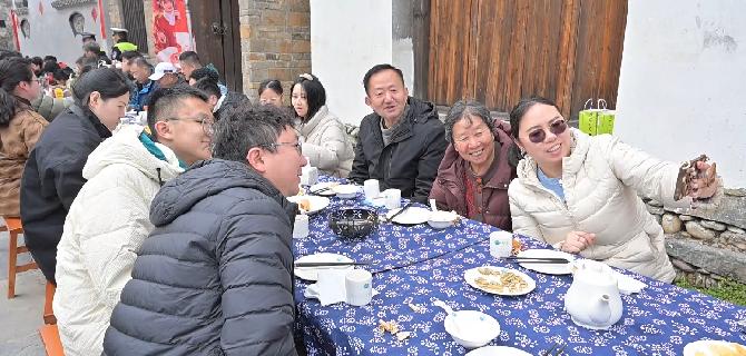 古村迎客庆新春 长桌宴里年味浓