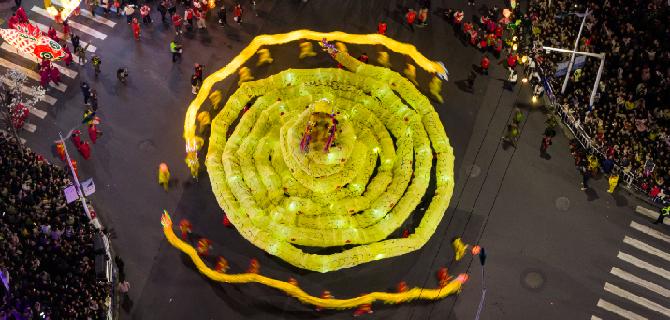 百米长龙闹梅城  龙腾狮跃庆元宵