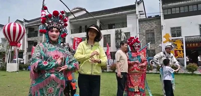 假期传统文化受热捧 游客沉浸式感受非遗魅力