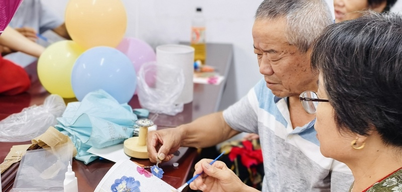 巧手迎七夕 爱意暖社区